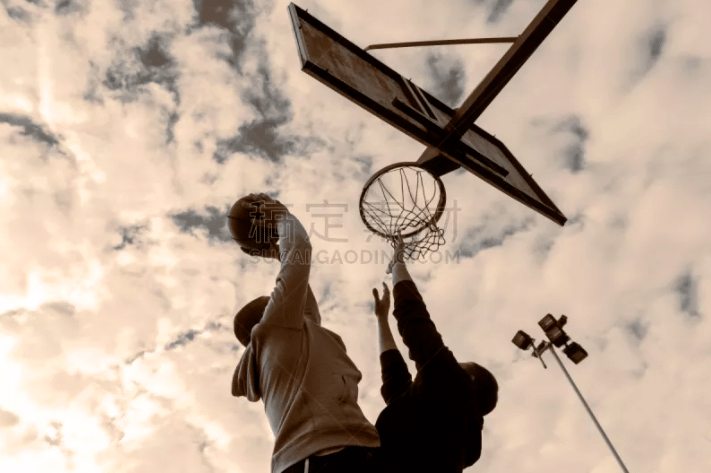 斯凯利晒穿齐达内、博格巴尤文球衣照，尤文球迷留言“快来”